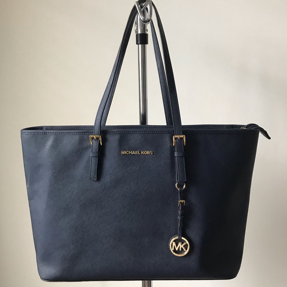 Authentic Michael Kors large zip Purse